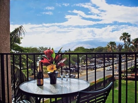 Enjoy relaxing sunset cocktails and evening dining on our ocean corner lanai.