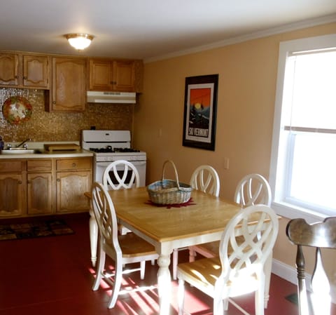 Eating area - seats six