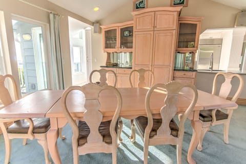 Easy access from the kitchen to the dining room.