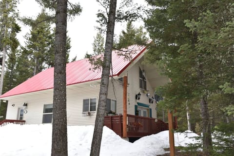 During both summer and winter, this peaceful cabin provides a cozy nature-lover's getaway,