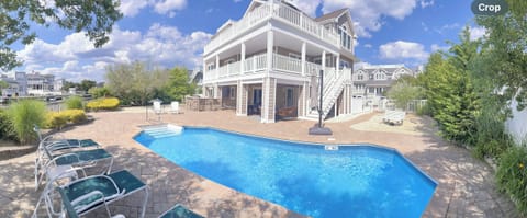 Private backyard pool, kitchen/bar