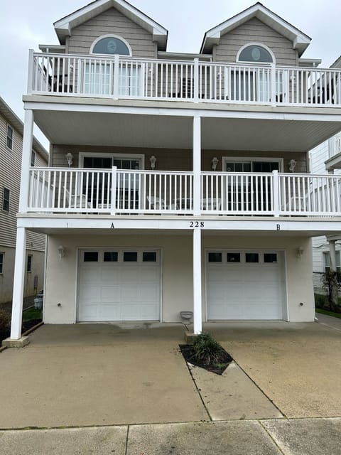 This large 4 bedroom 2 bath duplex is maintained by owner, and it shows.
