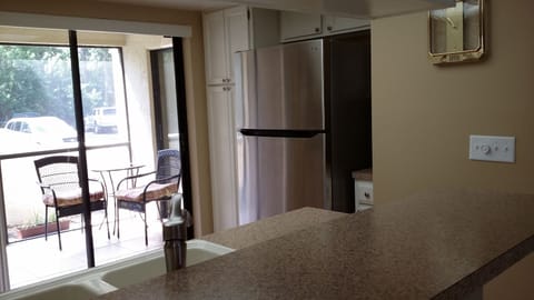 family friendly, gated community, two pools, lake outside back door. Apartment in Oldsmar