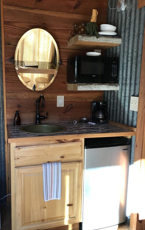 Sunrise/Sunset Eco Cabin Kitchenette