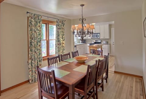 Dining room also with river view!