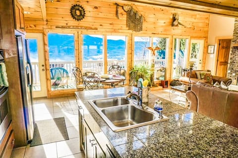 Great Room gourmet Kitchen, granite counter tops, separate bar sink, ice maker, and mountain views!