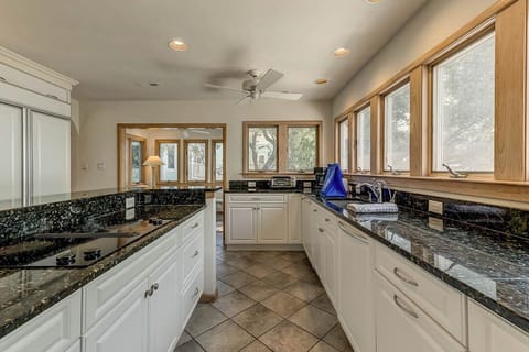 Top-Level Kitchen with Island (seats 6)