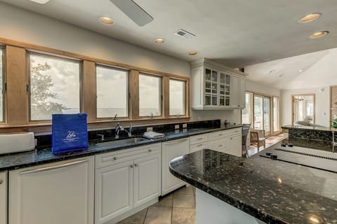 Top-Level Kitchen with Island (seats 6)