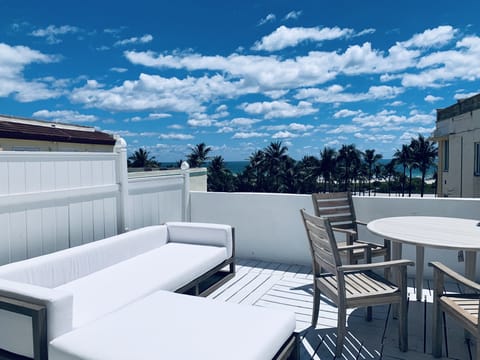 The deck with the view on the Ocean and the palms 