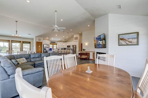 Top-Level Living Room with Table (seats 6)