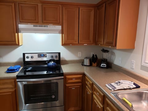 Toaster, blender, knives, tea kettle