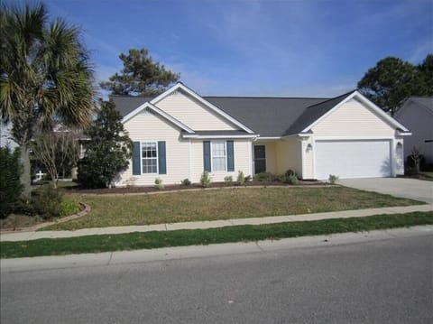 Beautiful Home in Melody Gardens, 6 houses back from the beach! 