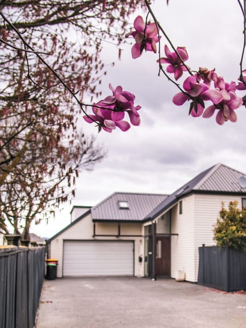 3 BR Detached house with garage & parking. Beside park and transport.