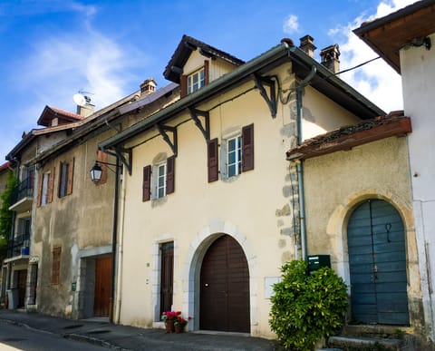 Le Cormoran - Talloires. Our French Village House. Stroll to shops and lake.
