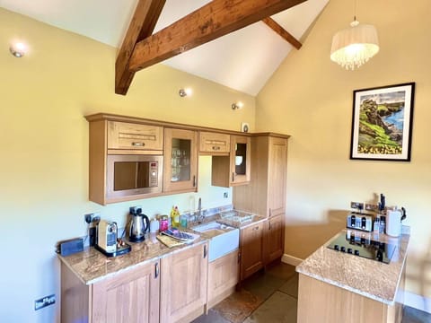 Fully fitted kitchen with all appliances and utensils