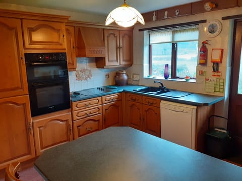 Double Cooker in FULLY FITTED KITCHEN