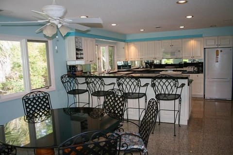 Kitchen breakfast area