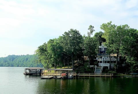 Right on the point on Lake Hamilton