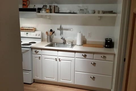 Full sized stove, oven, sink and fridge. Complimentary coffee, tea & fresh herbs 