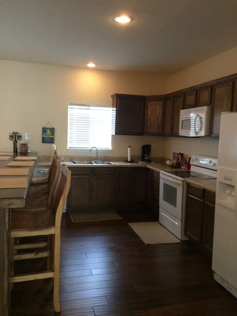 modern appliances: dishwasher, ice maker, microwave