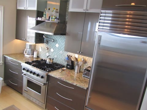 Very modern kitchen appliances, Sub-Zero, Viking, and every imaginable utensil.