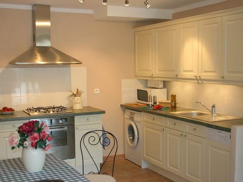 Fully equipped kitchen with washing machine and dishwasher
