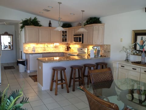 Fully equipped kitchen.
Granite countertops.