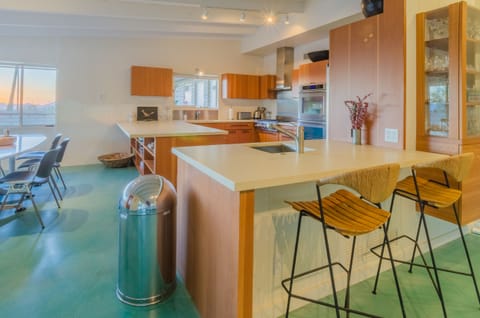 Gourmet Kitchen with breakfast bar