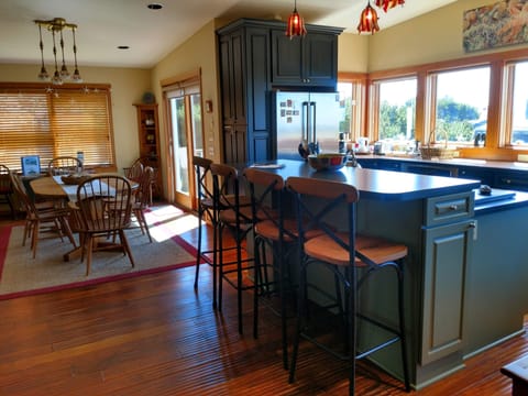 Open floor plan, perfect for groups and ocean viewing.