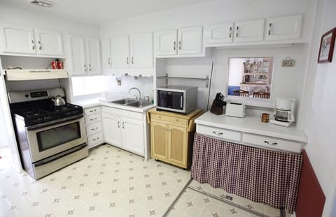 kitchen w/gas stove