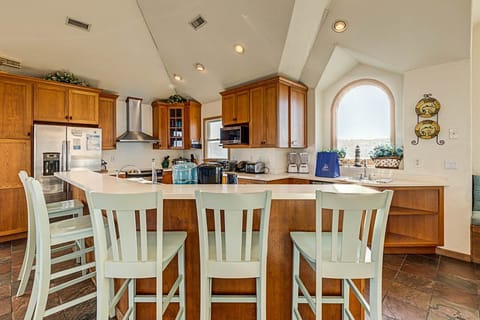 Top-Level Kitchen with Bar (seats 5)