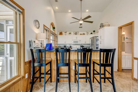 Top-Level Kitchen with Bar (seats 4)