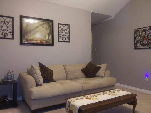 Bright, Comfy and Cozy. Central Heat and Air, Ceiling Fans in two rooms.