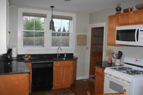 Newly renovated kitchen, granite counter, gas range, & fully equipped.