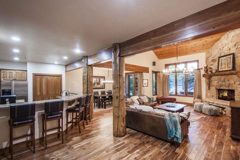Kitchen Bar Area, seating for six