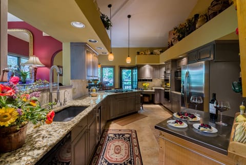 LARGE KITCHEN/ALL NEW HIGH END APPLIANCES/ EAT-IN FOR 4 AT TABLE AND 4 AT ISLAND