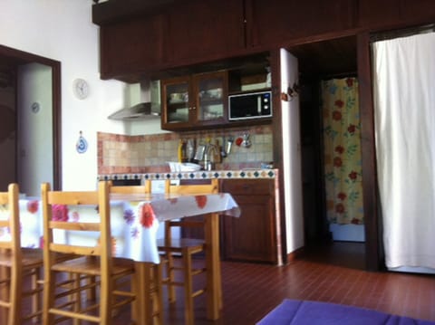 Nice dining table - behind, the kitchen area