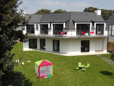 Front view (flat on the half left)