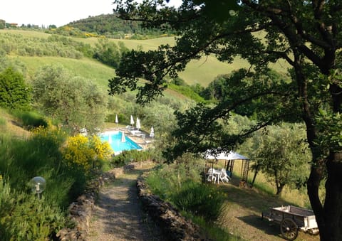The path to the swimming pool of Agriturismo Le Capanne