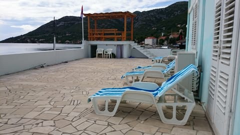 Terrace, shower block & roof terrace