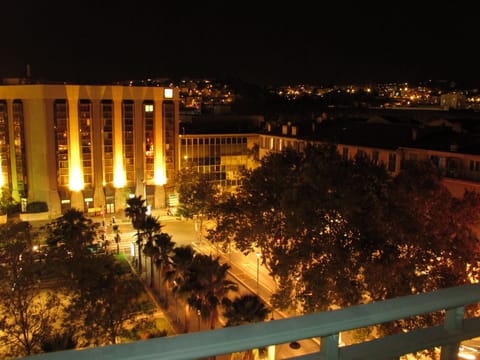Night-view of the lounge and the room on the Exhibition center