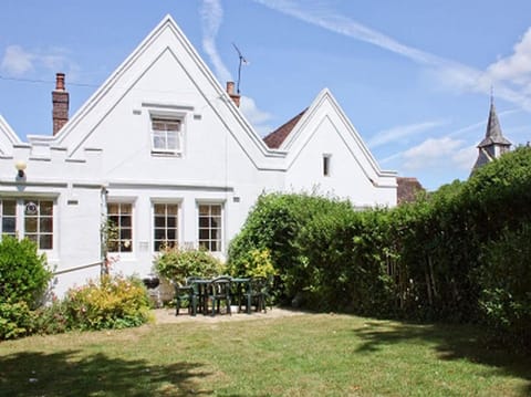 www.pepperpotcottage.co.uk. South facing garden and patio with BBQ.