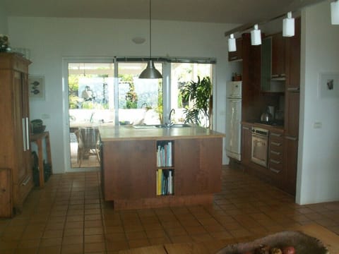 The kitchen with view onto the sun terrace