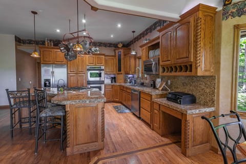 Kitchen W/ Double ovens

Kitchen W/ Double Ovens

