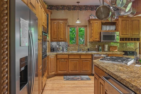 Kitchen W/ Warming Drawer
