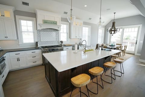 Breakfast island seats 6 comfortably 