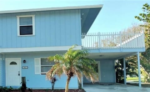Pull into your private & quiet carport.Hear the waves as you head towards beach.