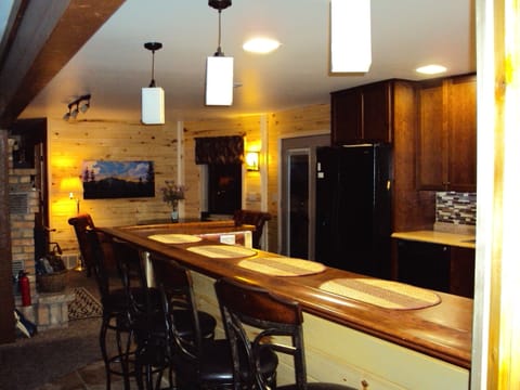 Eating bar with 4 chairs. Two additional bar stools available.