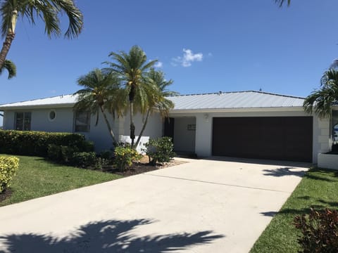 Welcome to Marco!  Fresh paint and new roof in 2018!