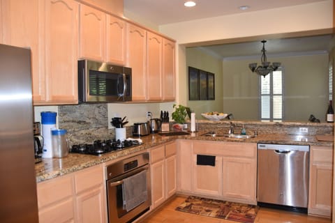 Gourmet large kitchen with everything you need!